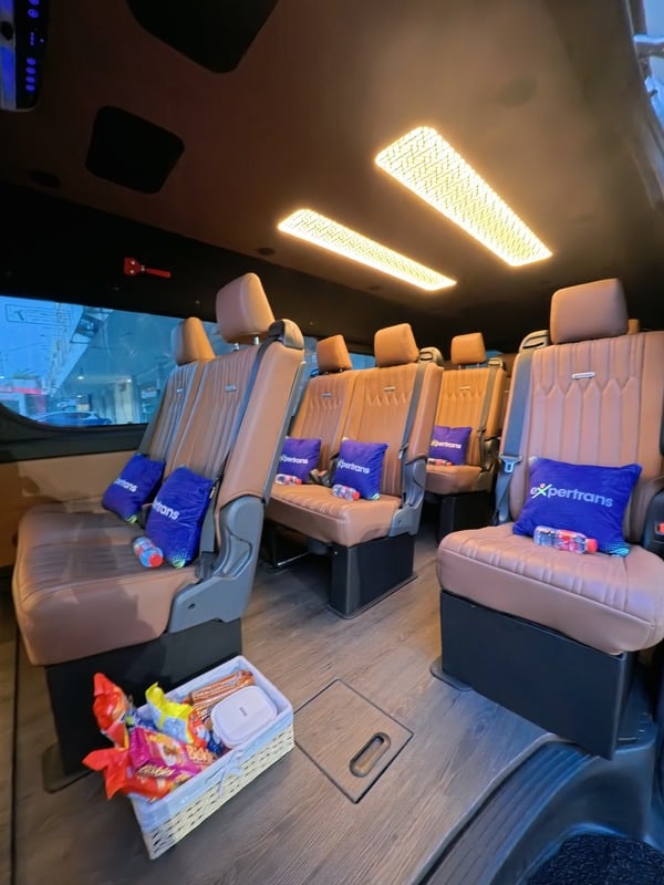 Interior Hiace Expertrans, kursi kapten cokelat dengan bantal biru